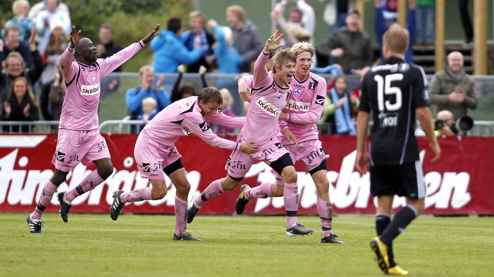G�R TIL V�LERENGA: Benjamin Dahl Hagen (midten) blir trolig V�lerenga-spiller. I g�r fikk Follo-spilleren pr�ve seg i VIF-drakt mot Liverpool p� Ullevaal.Foto: Gorm Kallestad / Scanpix