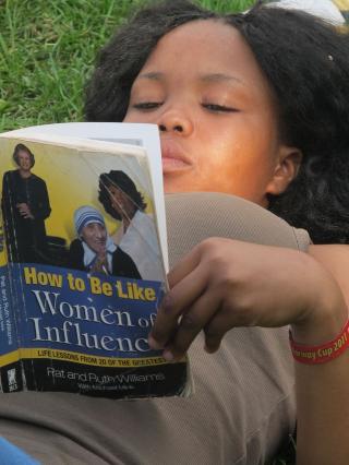 AMBISI�S: Ntombi er en av tre SKY-jenter p� Norway Cup for � l�re og bringe med seg inntrykk hjem til Kliptown. Som du ser �nsker hun � bli en kvinne av betydning. Foto: Morten P