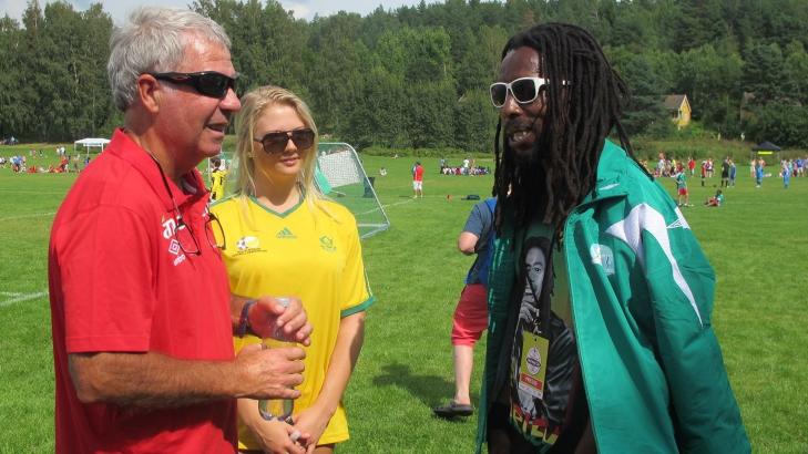 INGEN DRILLO-FOTBALL: Drillo og datteren Kine ber Bob om en liten langpasning. De fikk mye, men ikke det.Foto: Morten P