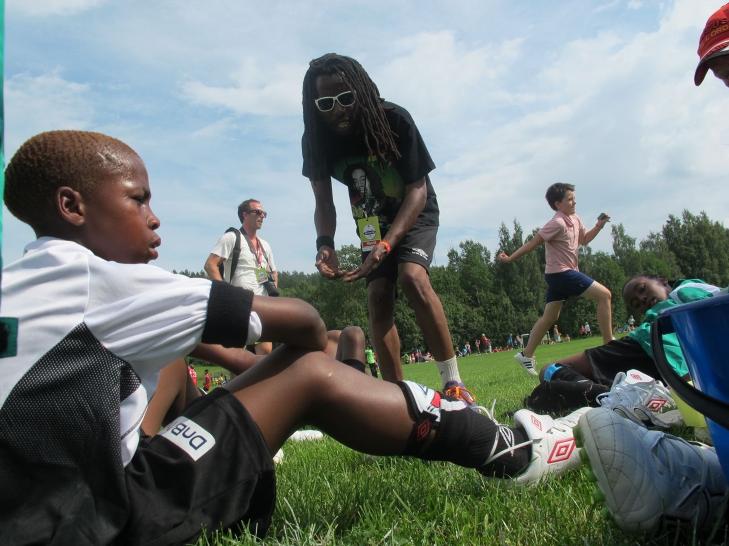BYGGER SELVTILLIT: - Keep up the good work, Machine - I know you have the skills to score us a goal, sier Bob til sin minste spiller.Foto: Morten P