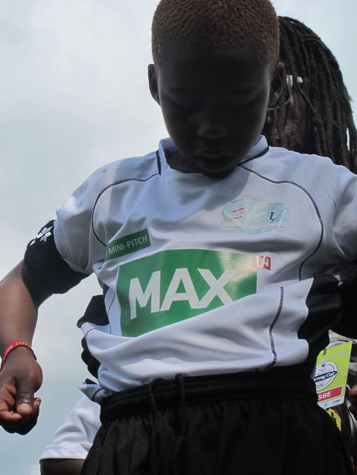 GODE VENNER I NORGE: Nye drakter - gitt av Umbro i full utstyrspakke og sponset av TV-kanalen MAX med 50 000 kroner. Det er godt med gode venner i Norge. Foto: Morten P