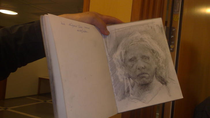 SELVPORTRETT: Etter at Odd Nerdrum høyt proklamerte sin boikott av norsk presse i 2002, har han ikke latt seg avbilde av norsk presse. Han gjorde et unntak for Dagbladet gjennom et selvportrett som han holder opp selv. Det begynte han på før rettsaken, og tegnet ferdig i retten i går. Foto: Jonas Pettersen SELVPORTRETT: Etter at Odd Nerdrum høyt proklamerte sin boikott av norsk presse i 2002, har han ikke latt seg avbilde av norsk presse. Han gjorde et unntak for Dagbladet gjennom et selvportrett som han holder opp selv. Det begynte han på før rettsaken, og tegnet ferdig i retten i går. Foto: Jonas Pettersen