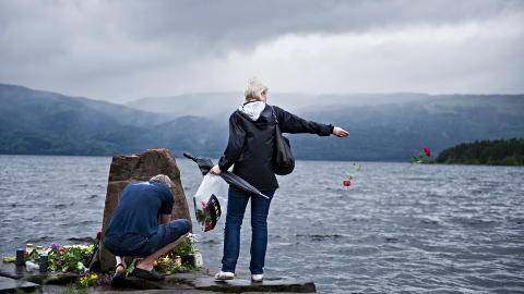 MINNES DE D�DE: Flere har lagt ned blomster og tent lys til minne om de d�de p� campingplassen som ser over til Ut�ya. FOTO: BENJAMIN A. WARD / DAGBLADET