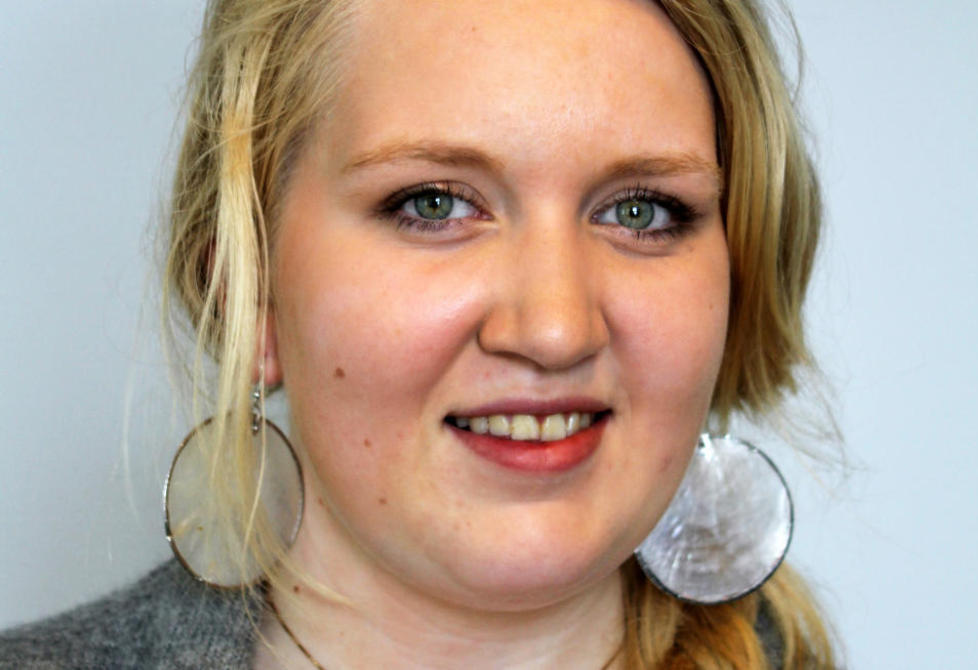 SKUTT I RYGGEN: AUF-medlem og Manchester United-fan Marte Gustavsen �deg�rden (17) ble skutt i ryggen p� Ut�ya. N� er kongsbergjenta og familien invitert til Manchester p� Uniteds regning n�r hun m�tte f�le seg frisk nok til � dra.Foto: AUF Buskerud