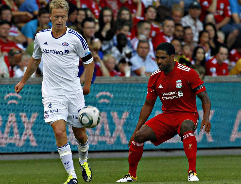 HADDE TAKET P� GLEN JOHNSON: H�vard Nielsen gikk respektl�st til verks mot England- og Liverpool-back Glen Johnson, og lyktes ofte med det han pr�vde p�. 

Foto: Arnt E. Folvik