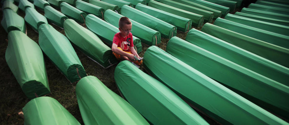 SPR�KETS BETYDNING: I �revis f�r massakren i Srebrenica hadde muslimer systematisk blitt demonisert i serbisk presse. Bildet er fra en massebegravelsesseremoni for Srebrenica-ofre i juli i �r. Foto: Dado Ruvic/REUTERS/SCANPIX