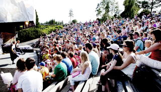 TROLLSVERDET: Store og sm� f�lger n�ye med n�r Askeladden, prinsessen og trollgutten synger og spiller teater p� scenen. Foto: SVEINUNG U. YSTAD