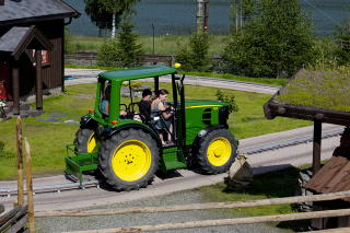 NYHET: Liker du best litt roligere aktiviteter kan parken i �r friste med nyheten Traktorbanen, hvor du p� ekte John Deere-traktorer t�ffer inn i bondeg�rdslivet. Foto: SVEINUNG U. YSTAD
