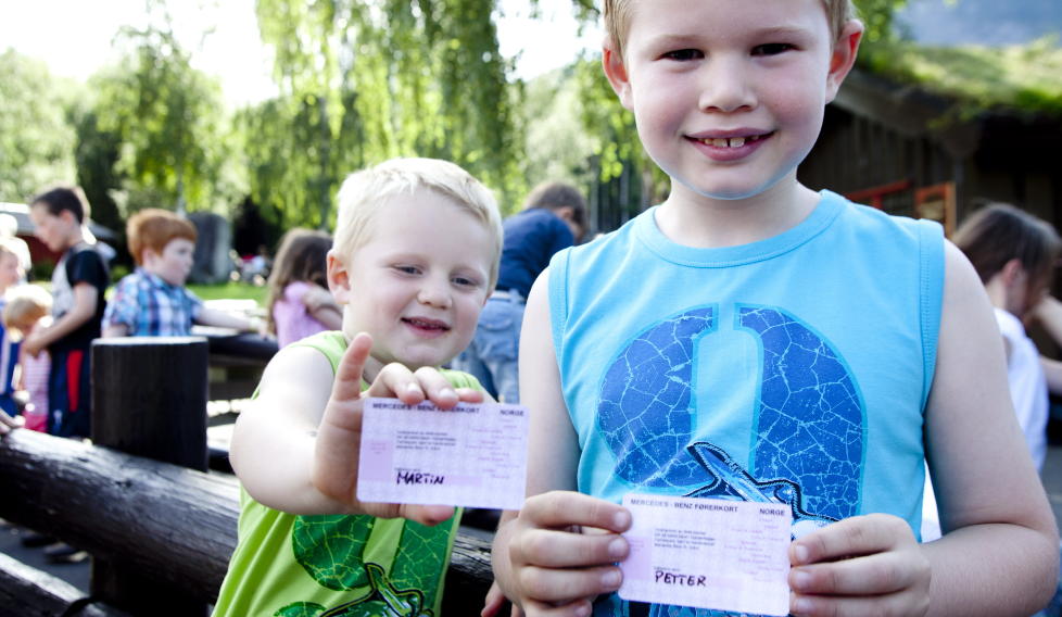 FORN�YDE: Br�drene Martin (5) og Petter (7) er storforn�yde med at de kan ta bilsertifikater i parken. Foto: SVEINUNG U. YSTAD