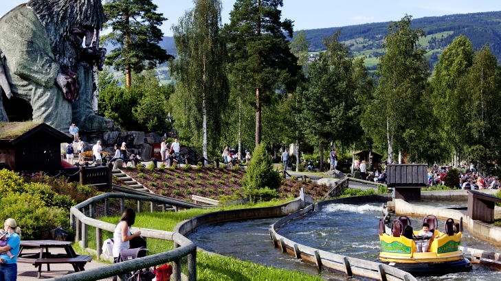 IDYLL: Hunderfossen familiepark ligger idyllisk til utenfor Lillehammer. Det store trollet er godt synlig fra E6, og f�r deg fort inn i eventyrstemningen. Foto: SVEINUNG U. YSTAD