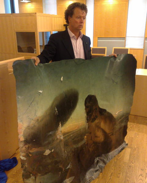 -DESPERATE: Tidligere Nerdrum-elev Per Trygve Lundgren holder opp lærerens legendariske, nå ødelagte, kunstverk. Mobilfoto: Jonas Pettersen -DESPERATE: Tidligere Nerdrum-elev Per Trygve Lundgren holder opp lærerens legendariske, nå ødelagte, kunstverk. Mobilfoto: Jonas Pettersen
