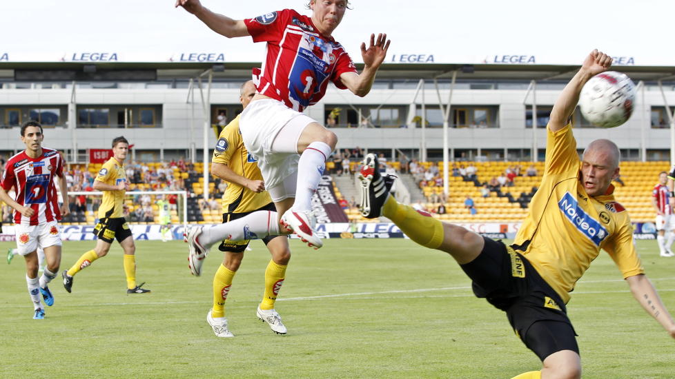 Lillestr�m  20110803.
Eliteserien fotball, Lillestr�m - Troms�. Troms�s Magnus Andersen med et skuddfors�k over Lillestr�ms P�l Steffen Andresen under eliteseriekampen i fotball mellom Lillestr�m og Troms� p� �r�sen onsdag.
Foto: H�kon Mosvold Larsen / Scanpix