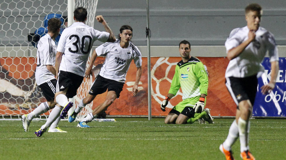 BEGYNTE BRA: Rosenborg var klart best i den f�rste omgangen, men Plzen tok fullstendig over i den andre. Her jubler Mikael Lustig for sin scoring like f�r pause. Foto: Reuters / Petr Josek / Scanpix