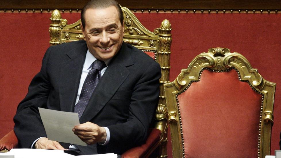 - BUNNSOLID: Silvio Berlusoni avviser at Italia kan st� ovenfor en gjeldskrise, og sier at landets �konomi er bunnsolid. Foto: EPA/SAMANTHA ZUCCHI