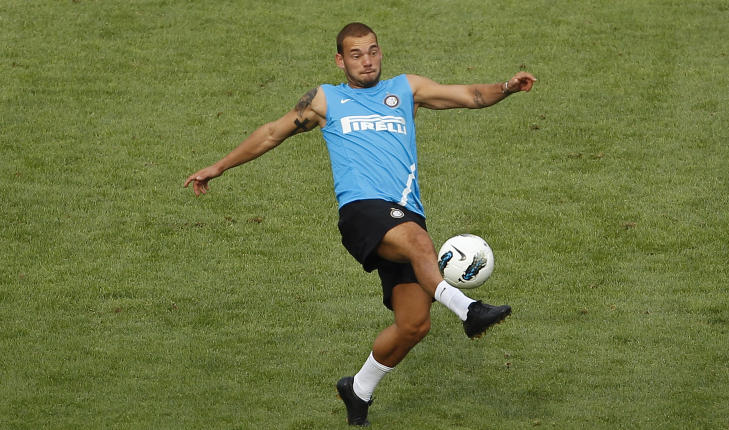 INGEN AVKLARING: Sv�rt f� vet om Manchester United forhandler med Inter om Wesley Sneijder eller ikke. Hovedpersonen selv er iallfall i Beijing og lader opp til helgens italienske supercupfinalen mot seriemester AC Milan i �Fugleredet�. Foto: SCANPIX/AP Photo/Alexander F. Yuan