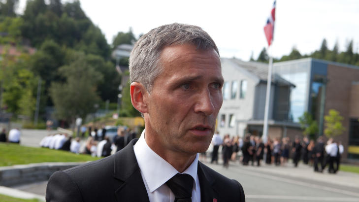 DELTAR: Statsminister Jens Stoltenberg prioriterer � delta i s� mange begravelser han har mulighet til. I g�r fulgte han Ut�ya-offer H�kon �degaard (17) til graven p� Havstein kirkeg�rd. Foto: JO STRAUBE
