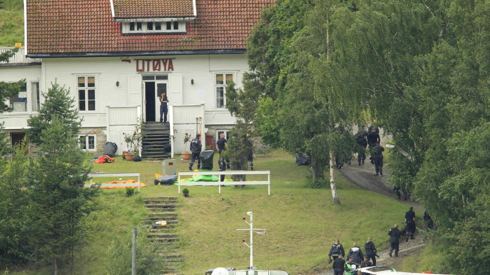 RYDDER �YA: Politiet leter n� etter tomhylser etter massakren p� Ut�ya. Bildet er tatt mandagen etter terrorangrepene. 
Foto: Terje Bendiksby / Scanpix