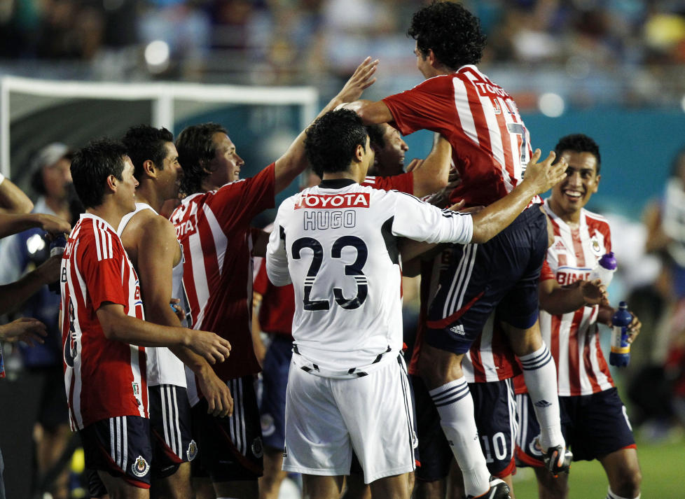 JUBELKVELD: Riktignok var det en treningskamp og riktignok stilte Barcelona uten flere av sine st�rste stjerner, men Chivas-spillerne hadde likevel grunn til juble etter en sterk 4-1 seier i Miami.  Foto: SCANPIX/REUTERS/Hans Deryk