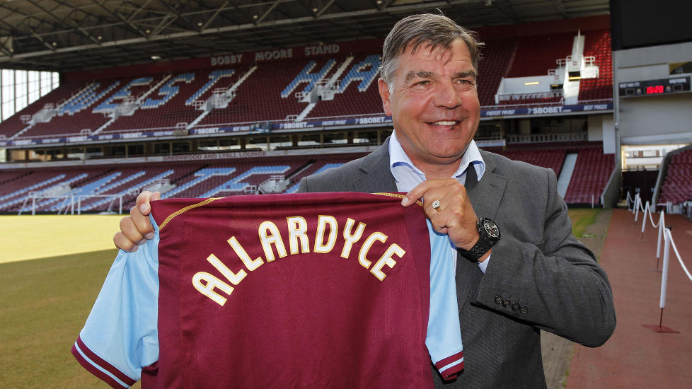 STERK SEIER: West Ham og manager Sam Allardyce tok tilbake ledelsen i den engelske mesterskapsserien med 4-1-seier over Blackpool tirsdag. London-klubben m�tte spille store deler av annen omgang med midtbanespilleren Henri Lansbury i m�l, men vant likevel. Foto: AFP Photo / Ian Kington / Scanpix