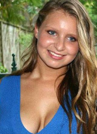  ANGREPET AV MASKERT MANN:  Madeleine Pulver (18) satt i ti timer med en gjenstand rundt halsen, som ekspertene trodde var et halsb�nd med sprengstoff. FOTO: EPA/SCANPIX.