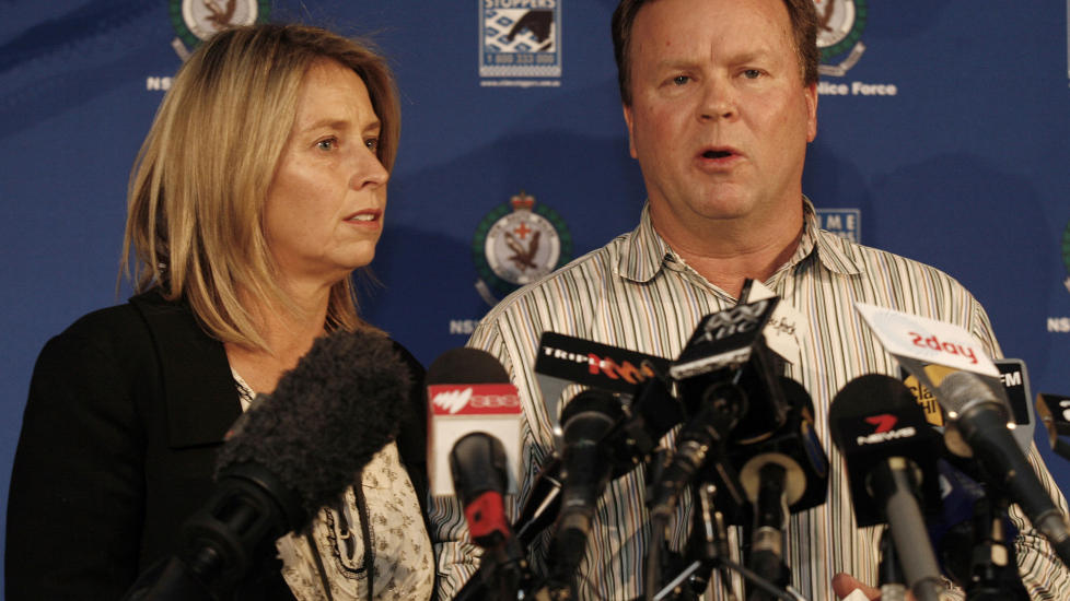  OM REDSELSTIMENE:  18 �r gamle Madeleines foreldre Belinda og William Pulver p� en pressekonferanse i Sydney etter at datteren hadde sittet i frykt i ti timer med et b�nd rundt halsen, som ekspertene lenge trodde inneholdt eksplosiver. William Pulver er en rik forretningsmann i Sydney, og ble fors�kt presset for penger.
FOTO: WARREN CLARKE, AFP/SCANPIX.