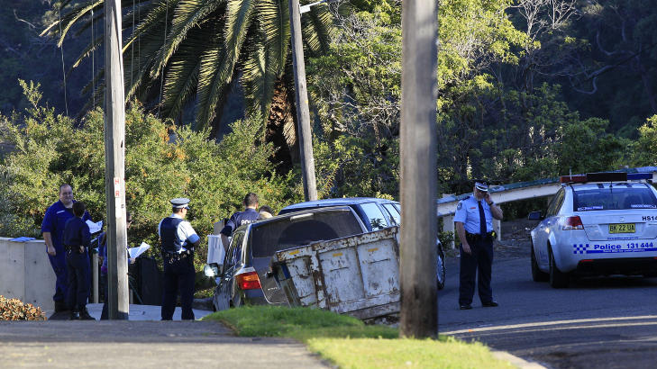  H�Y BEREDSKAP:  Omr�det rundt huset med den bombetruede 18-�ringen i boligomr�det Mosman nord for Sydney var evakuert et halvt d�gn. FOTO: RICK RYCROFT, AP/SCANPIX.