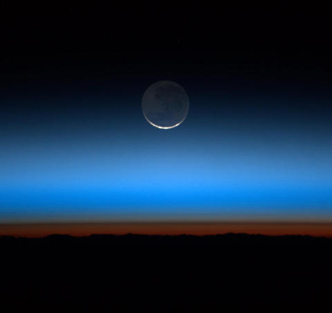 ENSLIG: M�nen - jordas eneste kjente naturlige satellitt - slik vi kan se den i dag. Dette bildet ble tatt av astrounat Ron Garan om bord Den internasjonale romstasjonen ISS. Foto: AP Photo/NASA/Ron Garan/SCANPIX