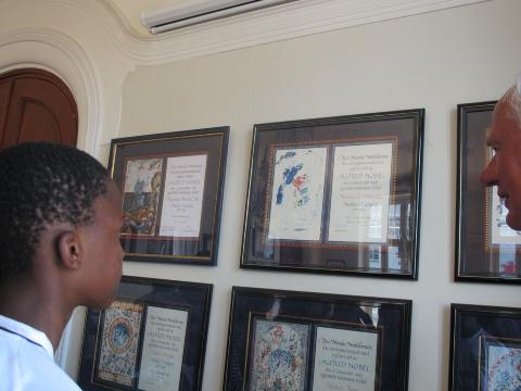 MANDELAS DIPLOM: Alle fra SKY ville se Nelson Mandelas diplom fra 1993. Og alle, ogs� Geir Lundestad, var enige om at kunsten som fulgte (Weideman) kunne de klart � male ogs�. Foto: Morten P