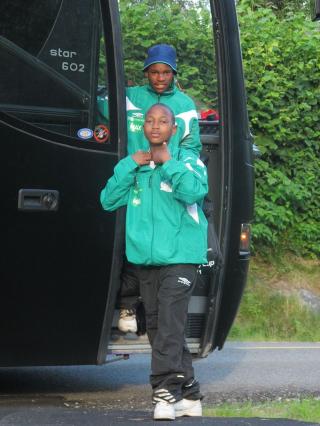 TAKKER KLANEN: SKY-gutta ble kj�rt til grillpary i VIF-Klanens offisielle buss. Det likte de meget godt. Foto: Morten P