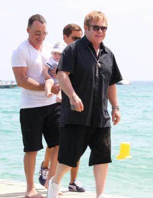 Elton John viste frem babyen