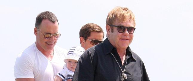 Elton John viste frem babyen