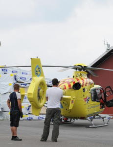 Mor fulgte s�nn (15) med avrevet arm i helikopter