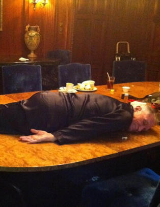 Her planker Hugh Hefner i sitt Playboy Mansion