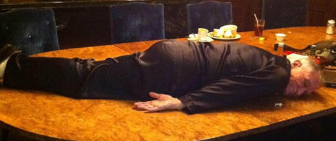 Her planker Hugh Hefner i sitt Playboy Mansion