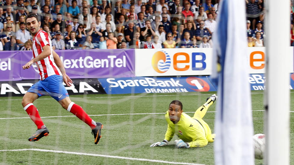 EFFEKTIVE:Atletico de Madrids Adrian Lopez scorer p� Str�msgodsets keeper Adam Larsen Kwarasey i Europa League-kvalifiseringen mot Str�msgodset  torsdag kveld.
Foto: H�kon Mosvold Larsen / Scanpix