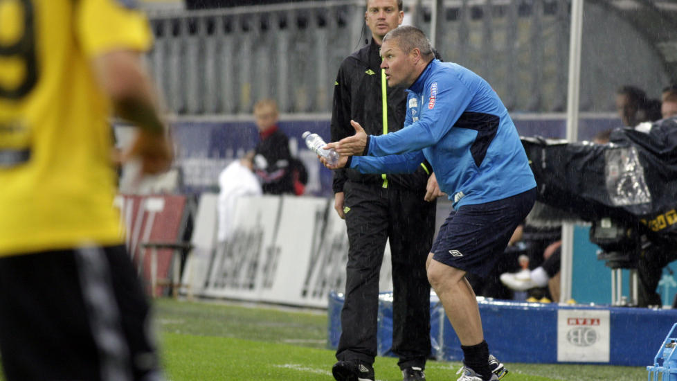 UTEN SEIER � SYV KAMPER: Mons Ivar Mjelde og Start har ikke vunnet p� syv kamper, og ligger p� jumboplass i Tippeligaen. I kveld ble det tap mot serieleder Molde. Foto: Tor Erik Schr�der / Scanpix