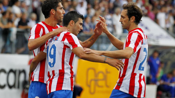 FOR STERKE: Spillemessig var Str�msgodset fullt p� h�yde, men foran m�l var Atletico Madrid en klasse bedre. Her gratuleres m�lscorer Jos� Antonio Reyes av Raul Garcia (t.v.) og Juanfran (t.h) etter 2-0-m�let. 
Foto: H�kon Mosvold Larsen / Scanpix