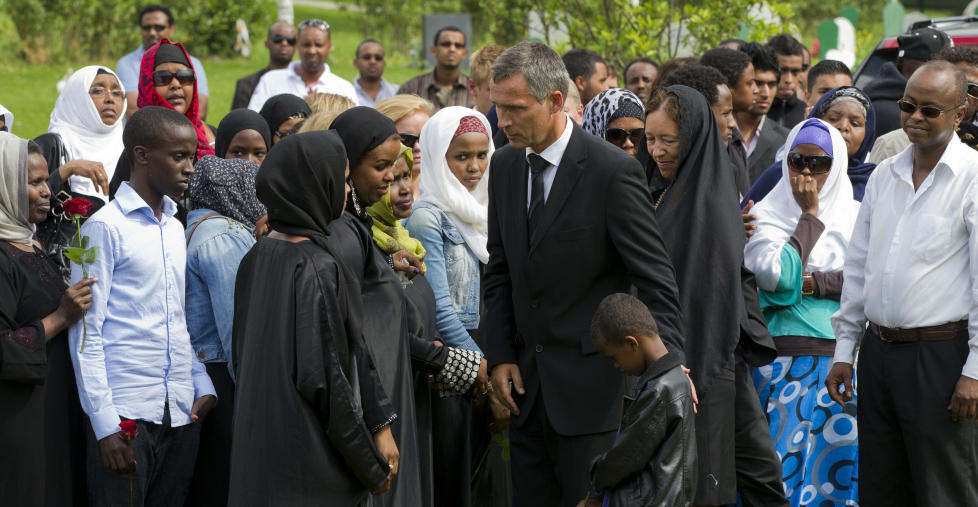 OMFAVNE: I ord og gjerning b�r vi gj�re det klart for v�re innbyggere med muslimsk tro at vi er glade i dem og stolte av � ha dem i landet v�rt, skriver Per Fugelli. Bildet er fra begravelsen til Mona Abdinur som ble drept p� Ut�ya.   Foto: Berit Roald / Scanpix