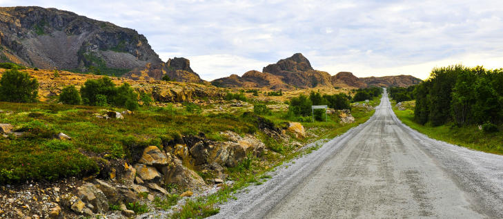 RUSTEN STEIN: Fjellet p� Leka er kjent for sin okergule farge, steinen ruster og blir gul n�r den kommer i kontakt med oksygen. Foto: ANNIKEN ZAHL FURUNES