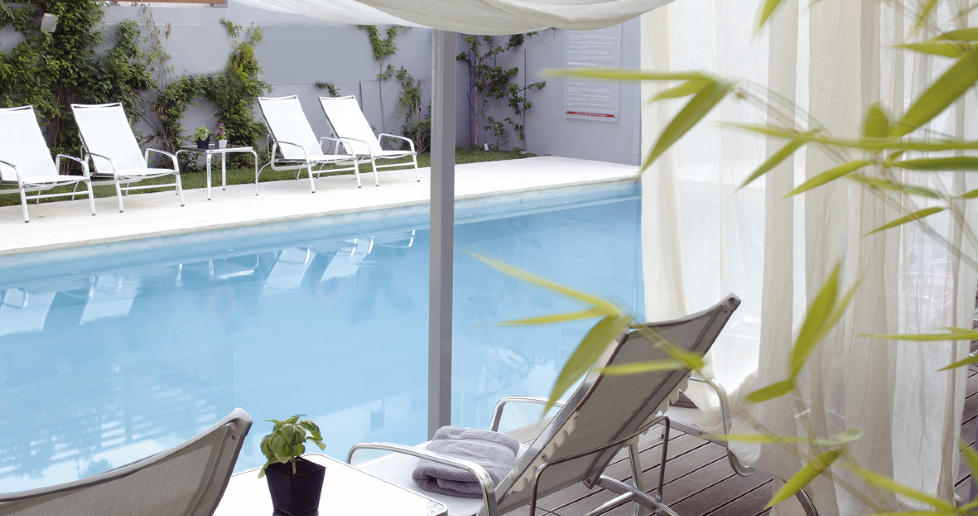 HINT AV BRASIL: Bestill deg en brasiliansk drink ved basseng og pr�v gjerne en club sandwich med eksotisk vri.