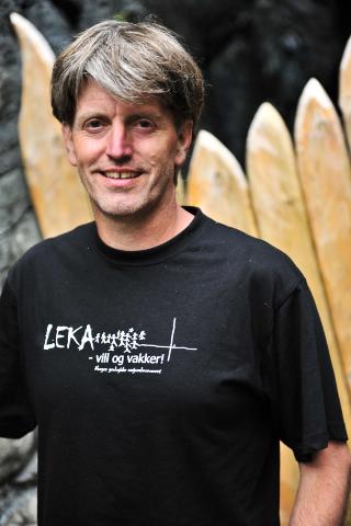 LEKA-GUIDEN: T-skjorta til Arnfinn Holand prydes av hulemaleriene fra Solsemhula. Foto: ANNIKEN ZAHL FURUNES