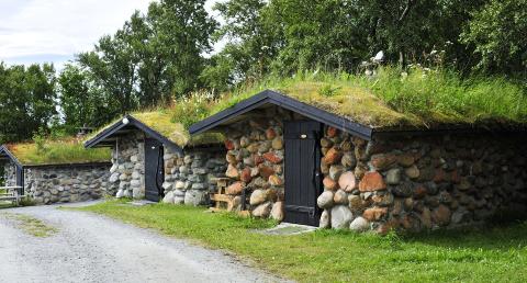 PENSJONISTPROSJEKTET: Faren til Anne Britt Normann bygde 12 steinhytter etter at han ble pensjonert. Foto: ANNIKEN ZAHL FURUNES