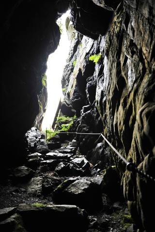 SOLSEMHULA: Her kan du se de f�rste hulemaleriene som ble oppdaget i Nord-Europa. Foto: ANNIKEN ZAHL FURUNES