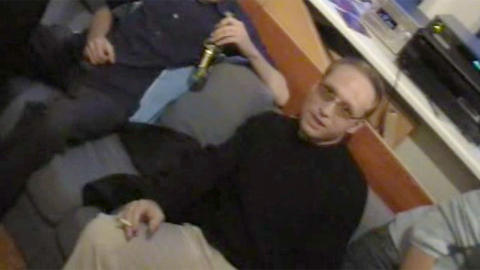 SMILER TIL KAMERA: Videofilmen viser en festglad Anders Behring Breivik. Foto: Skjermdump. SMILER TIL KAMERA: Videofilmen viser en festglad Anders Behring Breivik. Foto: Skjermdump.