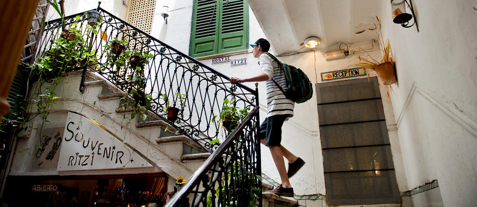 HOSTAL RITZI:  Hostal Ritzi ligger i en gammel leieg�rd midt i gata Apuntadores i Palmas gamleby. Foto: JOHN TERJE PEDERSEN