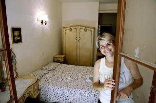  RIMELIG. Maria viser fram et av rommene  p� Hostal Ritzi i storbyen Palma p� Mallorca. Foto: JOHN TERJE PEDERSEN