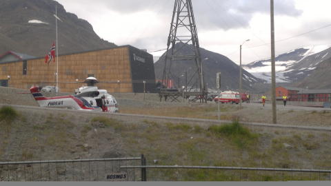 FRAKTET TIL SYKEHUS: Fire personer ble skadd i isbj�rnangrepet og har i natt f�tt behandling ved Universitetssykehuset i Nord-Norge i Troms�. Foto: Arve Berg