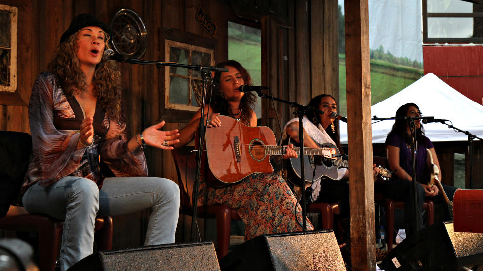 DAMER I BLUES: Dana Fuchs, Margit Bakken, Rita Engedalen og Danielle Schnebelen p� Folk & blues-scenen under Notodden Blues Festival. Foto: Bj�rn-Owe Holmberg/Dagbladet