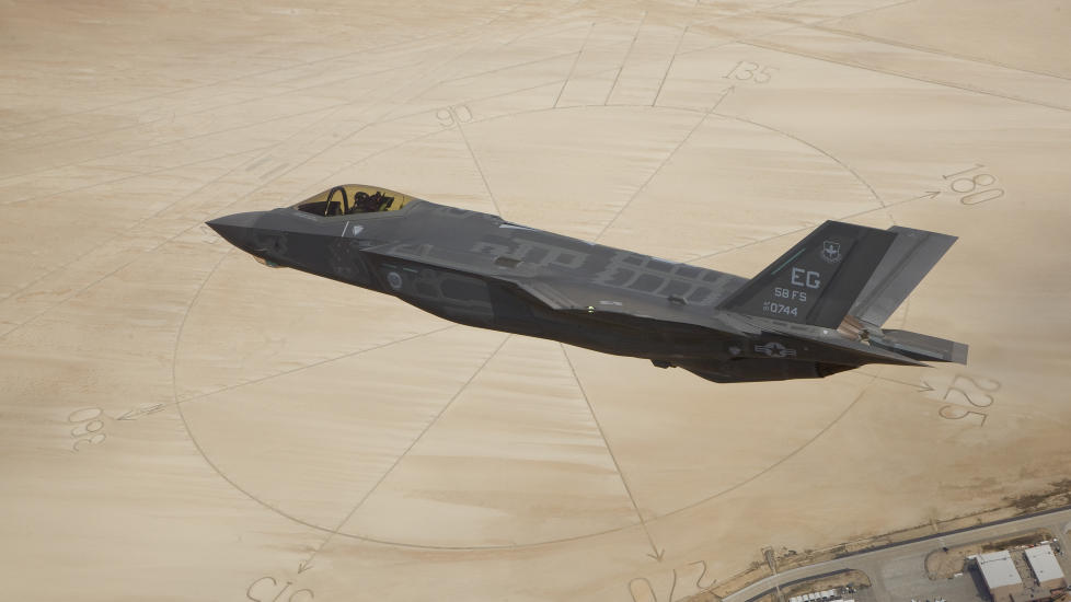  SATT P� BAKKEN -IGJEN:  En Joint Fight Striker F-35 A p� vingfene over Edwards Air Force Base i California i mai i �r. N� er testflyene satt p� bakken iggjen - for tredje gang i �r. FOTO:  REUTERS/Paul Weatherman/Lockheed Martin/US Air Force/SCANPIX.