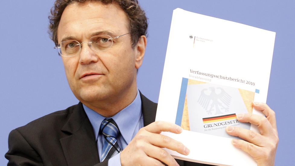  NY VURDERING:  Den tyske innenriksministeren Hans-Peter Friedrich har v�rt motstander av � forby NPD, men if�lge Der Spiegel er han i ferd med � vurdere standpunktet p� nytt etter terrorangrepene i Norge. FOTO: TOBIAZ SCHWARZ, REUTERS/SCANPIX.